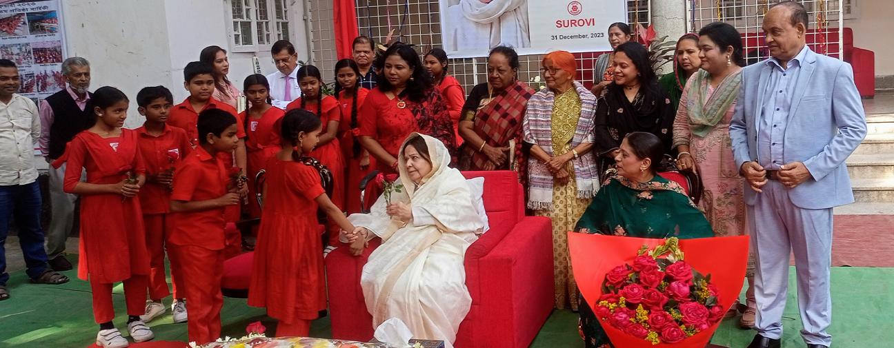 শিশুদের মাঝে প্রতিষ্ঠাতা সভানেত্রী